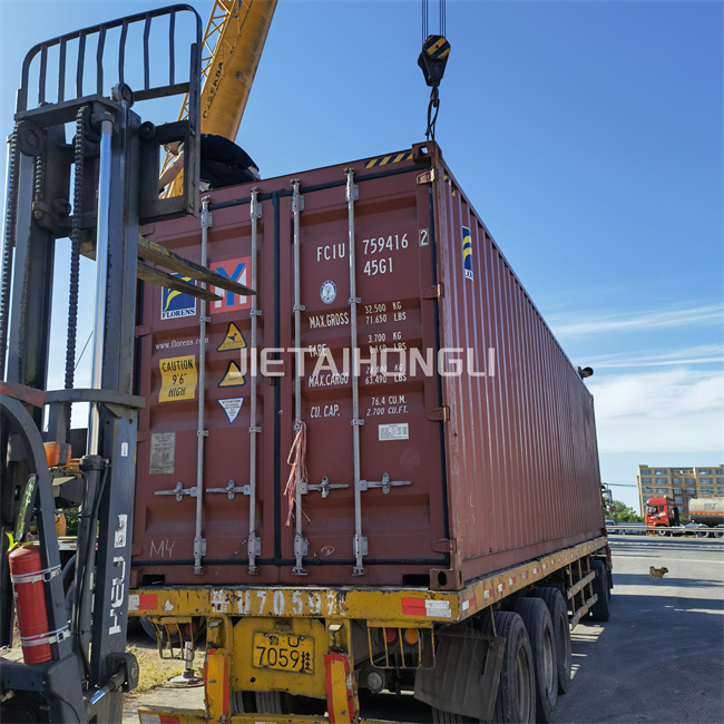 Les outils de forage, accessoires importants pour les plateformes de forage rotatives, sont mis en vente. 6